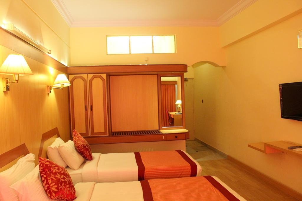 Yasodha Towers Hotel Hosūr Kültér fotó