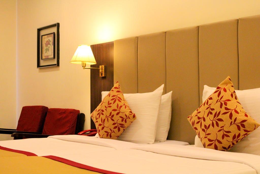 Yasodha Towers Hotel Hosūr Kültér fotó