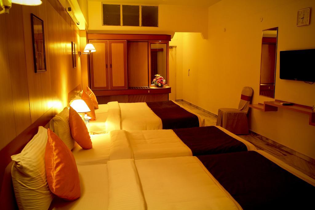 Yasodha Towers Hotel Hosūr Kültér fotó