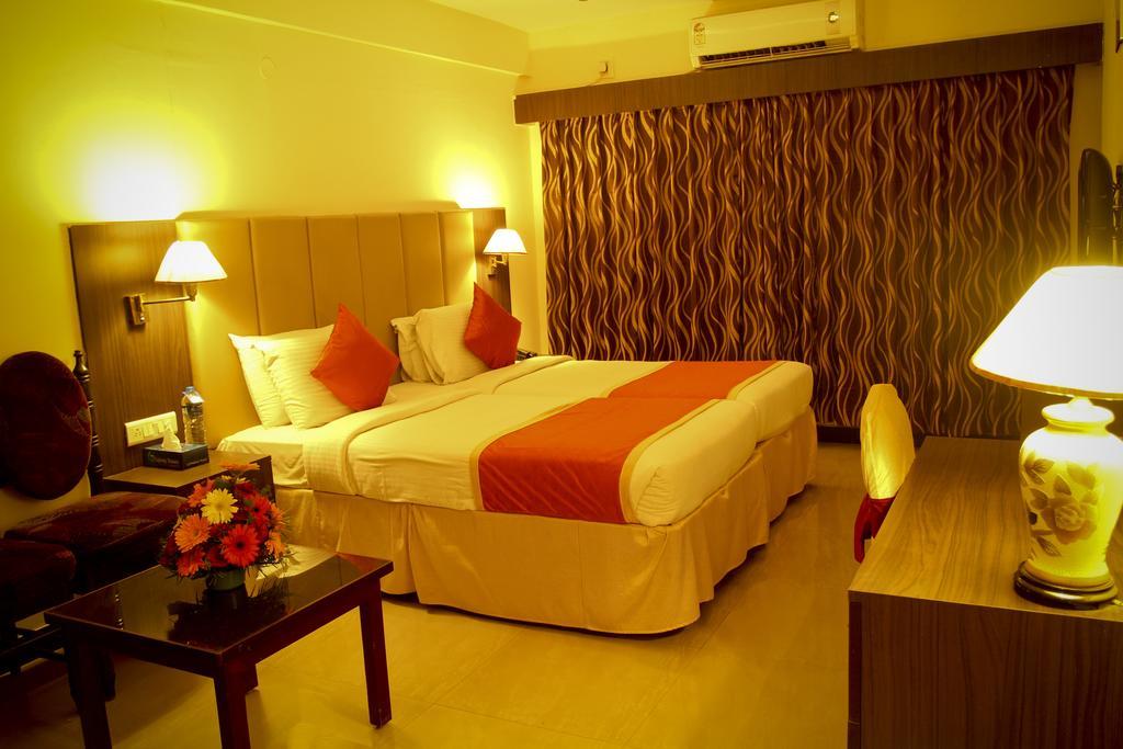 Yasodha Towers Hotel Hosūr Kültér fotó